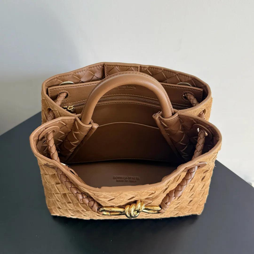 The 2023 new Andiamo batch of 1960 BV has been shipped‼ ️Really popular🔥The new Andiamo woven handbag launched by Bottega Veneta this season is really popular all over the world! ! Celebrities at home and abroad have worn it, and Oscar-winning actress Michelle Yeoh has taken it out on the street. Song Jia, Trai Yara, Yu Feihong, Sanji Ayaka, Rosie Hunting-Whiteley, Yoshioka Riho, etc. have all picked up this bag. It is classic and versatile, showing off its temperament, and the bag capacity is also large, which is very convenient for daily commuting! ! A variety of carrying methods, the shoulder straps can be adjusted by yourself, the original lambskin feels soft and delicate, and the neutral style is created to break gender boundaries and bring a more practical and longer-lasting use experience. Andiamo, which has both elegant and casual styles, perfectly interprets the true appearance of "fashionable old money style". Style number: 743568 (suede) Size: 25*22*10.5cm